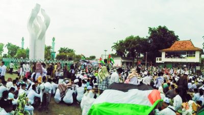 Ribuan Massa Padati Monumen Arek Lancor Pamekasan Aksi Solidaritas Bela Palestina