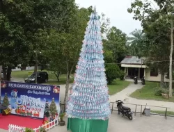 Pohon Natal di Asahan Ini Unik, Dibuat dari Ribuan Botol Plastik