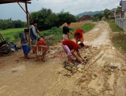Warga Pamekasan Keluhkan Jalan Rusak, 18 Tahun Tanpa Perbaikan