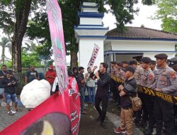 Aliansi Masyarakat dan Pemuda Sampang Geruduk Pemkab, Persoalkan Netralitas Pj Bupati