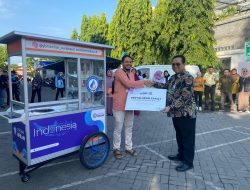 BRI Lamongan Beri Bantuan Gerobak dan Modal Usaha Bagi 5 Pelaku UMKM