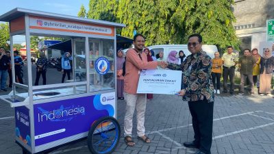 BRI Lamongan Beri Bantuan Gerobak dan Modal Usaha Bagi 5 Pelaku UMKM