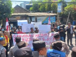 Diduga Ada Pemotongan Anggaran Makanan Bansos Lansia dan Disabilitas, Sejumlah Massa Demo ke Kantor DPRD Lamongan Desak Revisi Pembentukan Pokmas Bansos