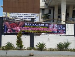 Pasang Spanduk Protes di Kantor Kejari Pamekasan, Warga Kecewa Napi Korupsi Hanya Jadi Tahanan Kota