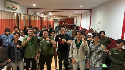 Foto bersama peserta dan narasumber Diskusi Publik HMI Cabang Malang Soroti 100 Hari Kerja Pemerintahan Prabowo Gibran