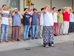 Viral! Haji Her Pimpin Upacara HUT RI Bersama Karyawan, Netizen: Bersarung Tapi Jiwa Petarung