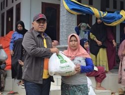 Ketua DPRD Pamekasan Serahkan Bantuan Sembako untuk Korban Rumah Ambruk