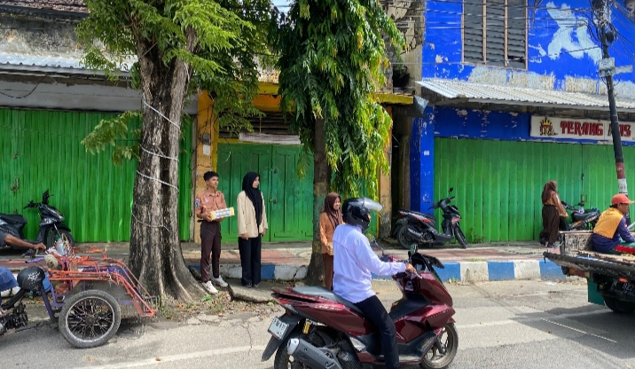 Peduli Korban Banjir, SMA NU Sumenep Bersama Lazisnu dan Mahasiswa PPL UPI Turun ke Jalan (EjaToday)