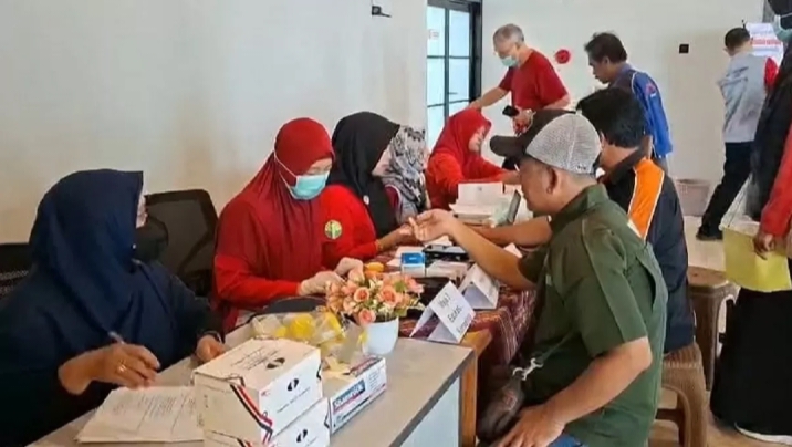 Pastikan Perjalanan Aman dan Lancar, Dinkes Sumenep Periksa Kesehatan Driver dan Penumpang Bus (JPRM)