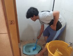 Mahasiswa UPN Veteran Jawa Timur Wujudkan Moderasi Beragama Melalui Aksi Bersih Masjid