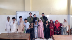 Gemas dan Edukatif, Mahasiswa UPN Veteran Jatim Ajak Anak-Anak TPQ Hidayatul Amin Belajar Toleransi Sejak Dini